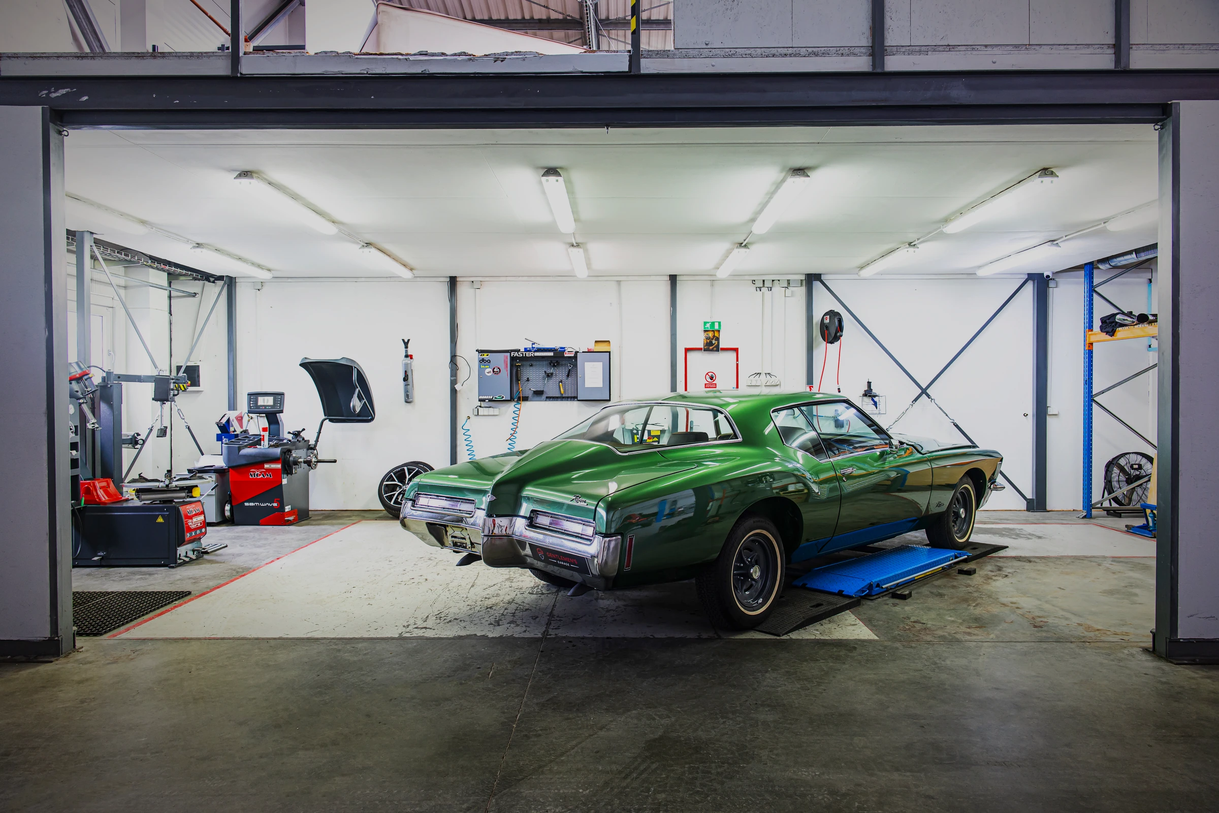 Autoservis — Gentlemen's Garage, Všechromy u Strančic