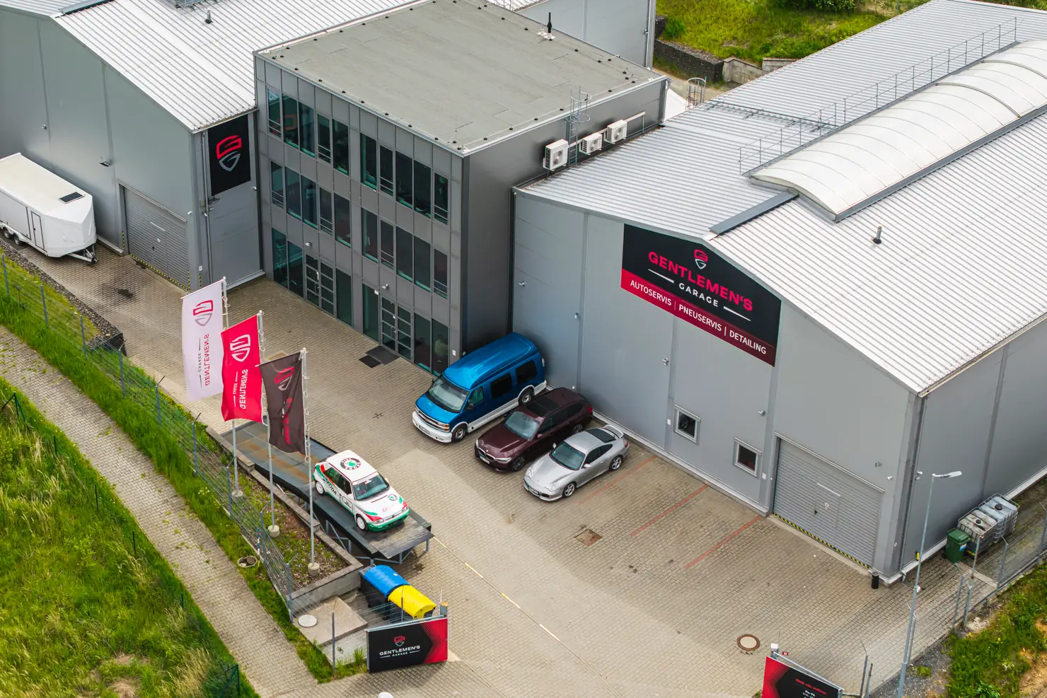 Areál Gentlemen's Garage ve Všechromech z výšky
